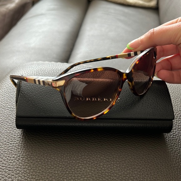 Burberry women’s sunglasses great condition